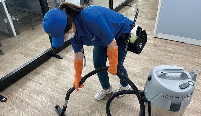 사업장 정기청소 건식 청소기를 이용한 1차 먼지 제거