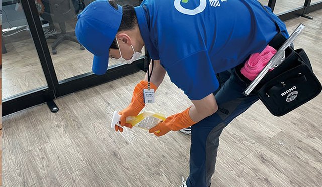 사업장 정기청소 바닥 전용 세제를 이용한 2차 물걸레 청소