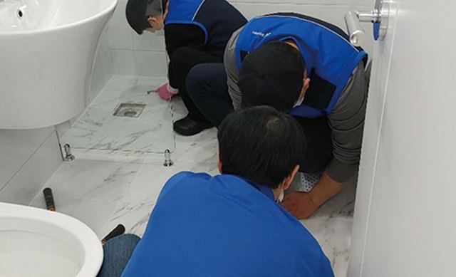 사업장 정기청소 전용 세제를 이용한 바닥청소