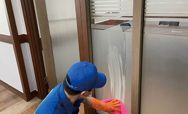 사업장 정기청소 잔여 얼룩 검수
