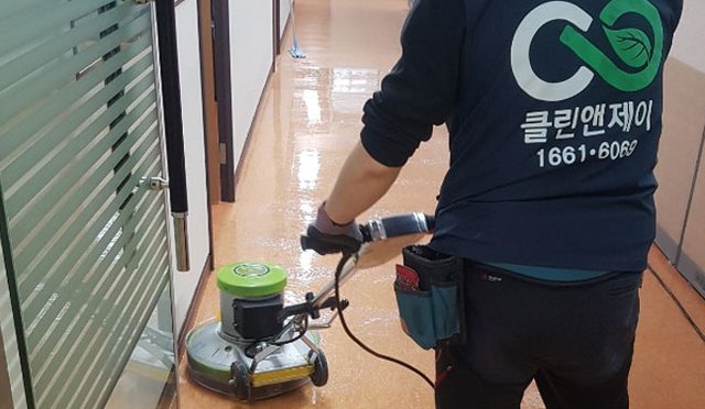 사업장 정기청소 바닥 오염 제거 및 린스작업