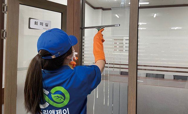 사업장 정기청소 스퀴지 작업